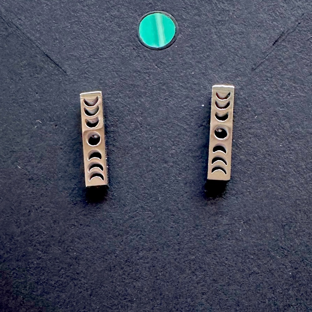 2/$15 🌒🌕🌘 silver coloured moon cycle stud earrings